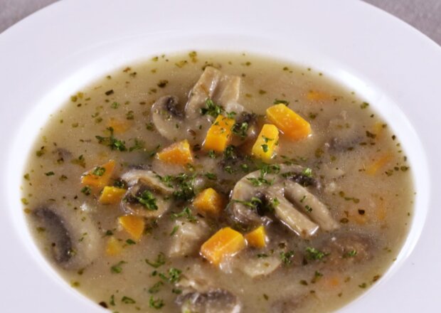 Jak zrobić zupę grzybowo-ziemniaczaną? foto