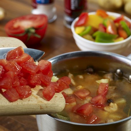 Krok 4 - Zupa - gulasz z papryką i pomidorami - Krok po kroku foto