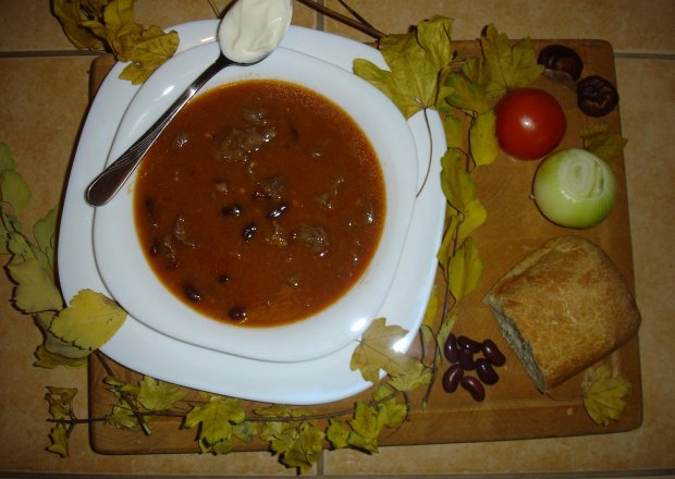 Fotografia przedstawiająca Zupa gulaszowa z czerwoną fasolą i pomidorami.