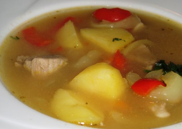 Fotografia przedstawiająca Zupa gulaszowa z gałką muszkatułową