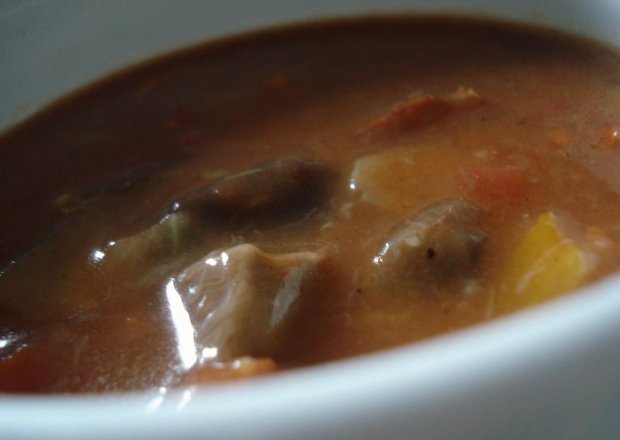 Fotografia przedstawiająca Zupa gulaszowa z grzybami
