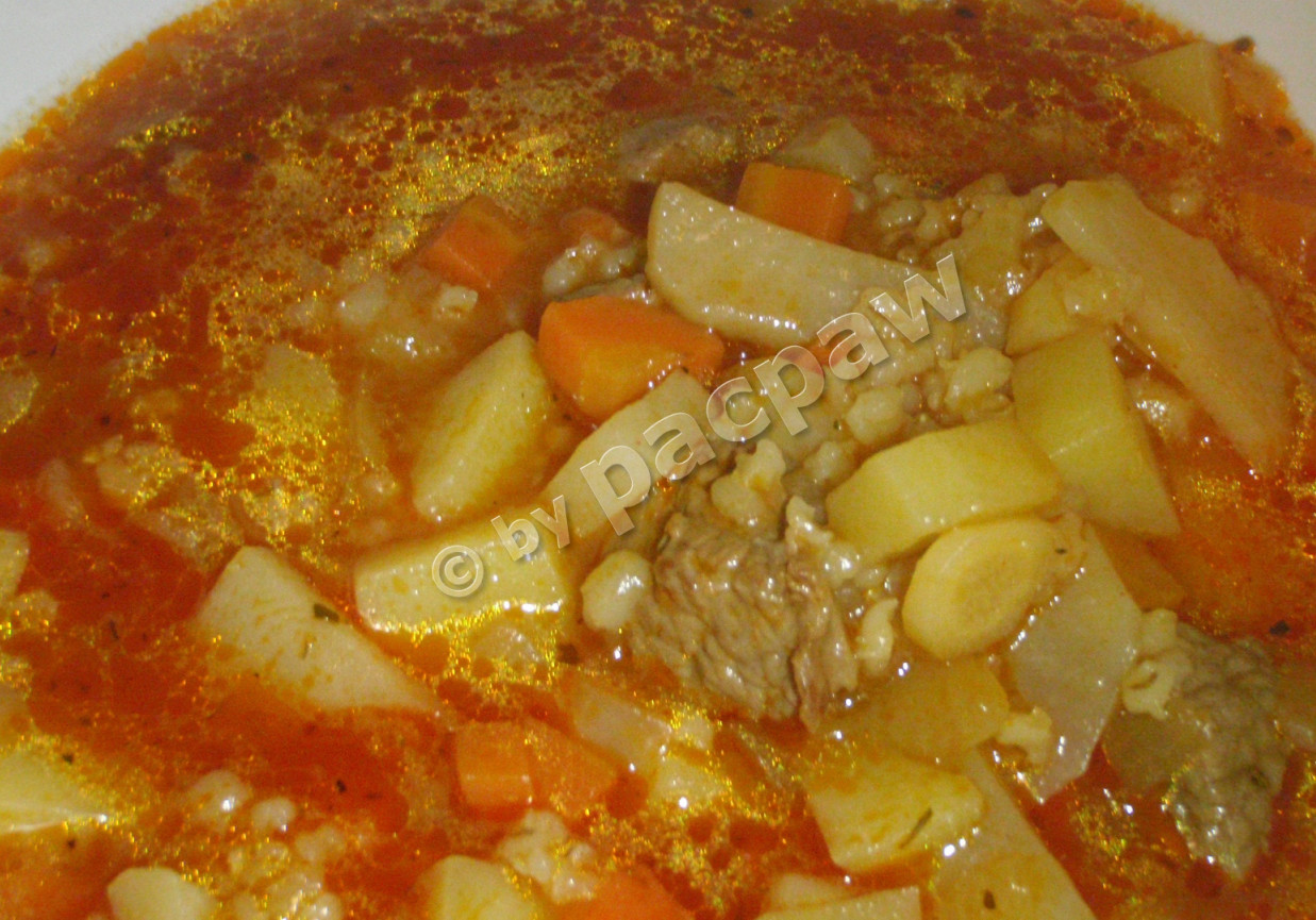 Zupa gulaszowa z kaszą jęczmienną i topinamburem foto