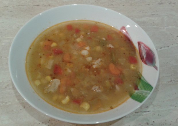 Fotografia przedstawiająca zupa gulaszowa z kukurydzą