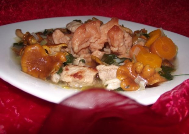 Fotografia przedstawiająca Zupa gulaszowa z kurkami i kluseczkami.