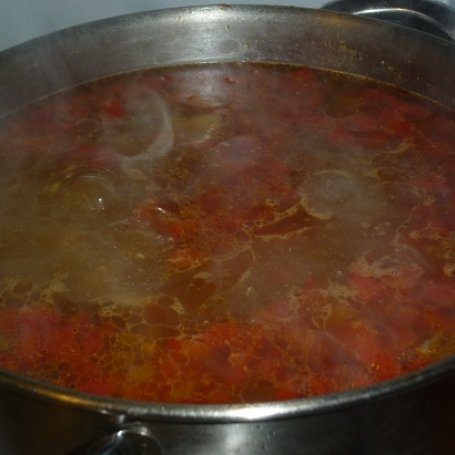 Krok 4 - Zupa gulaszowa z makaronem ryżowym foto