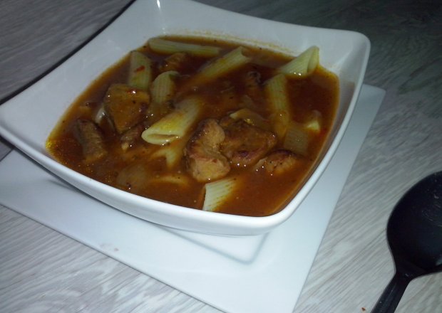 Fotografia przedstawiająca Zupa gulaszowa z makaronem