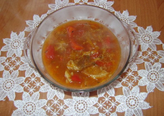 Fotografia przedstawiająca Zupa gulaszowa z makaronem.