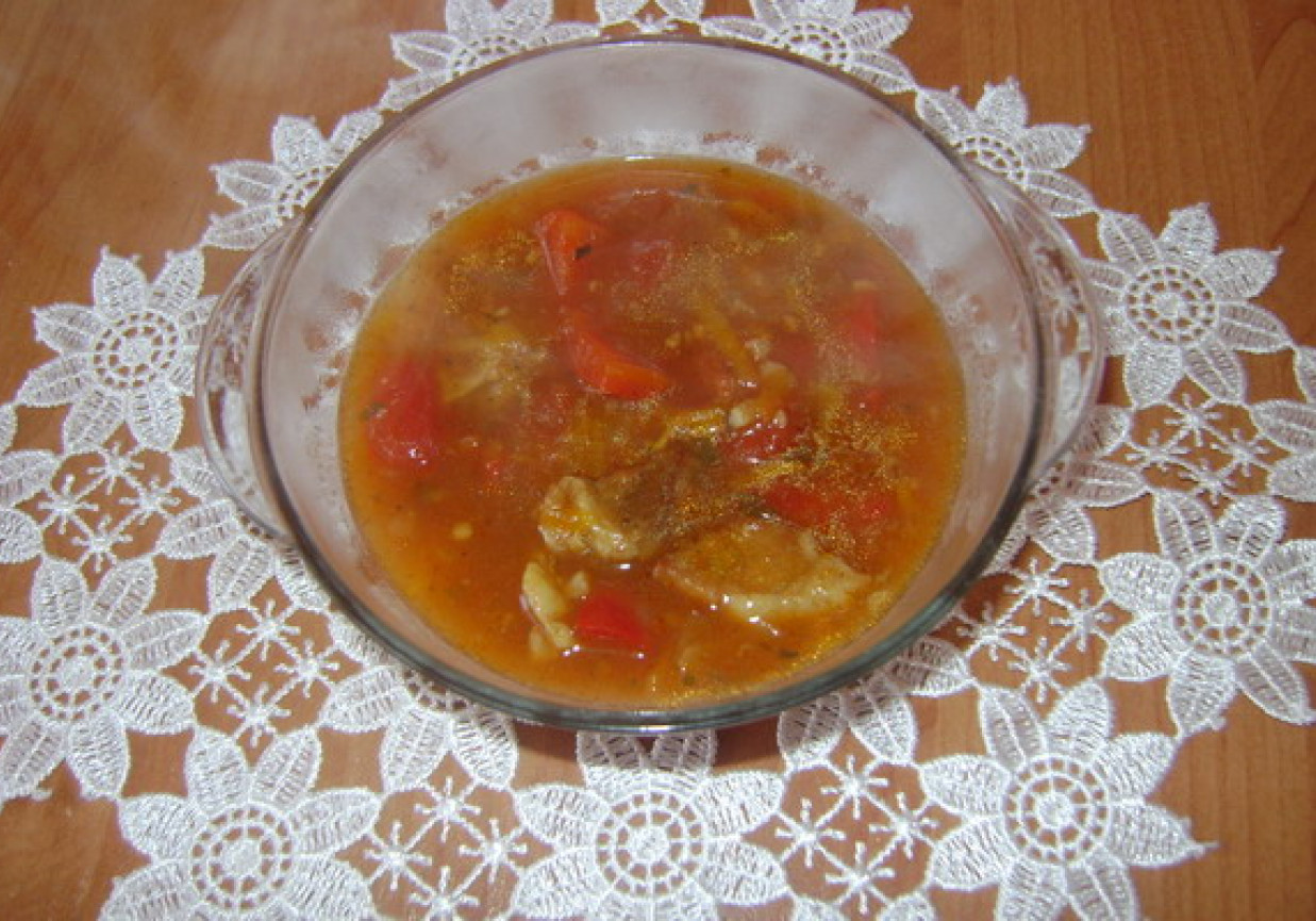 Zupa gulaszowa z makaronem. foto