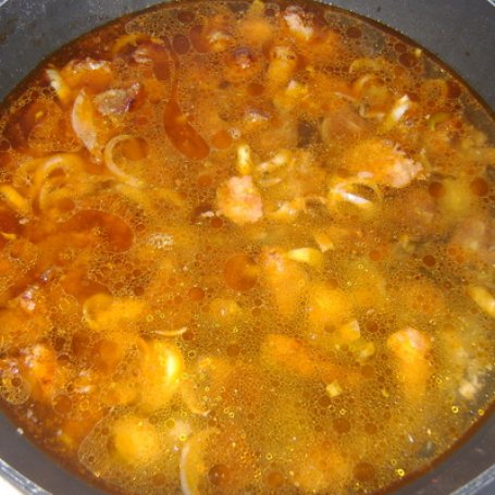 Krok 2 - Zupa gulaszowa z makaronem. foto