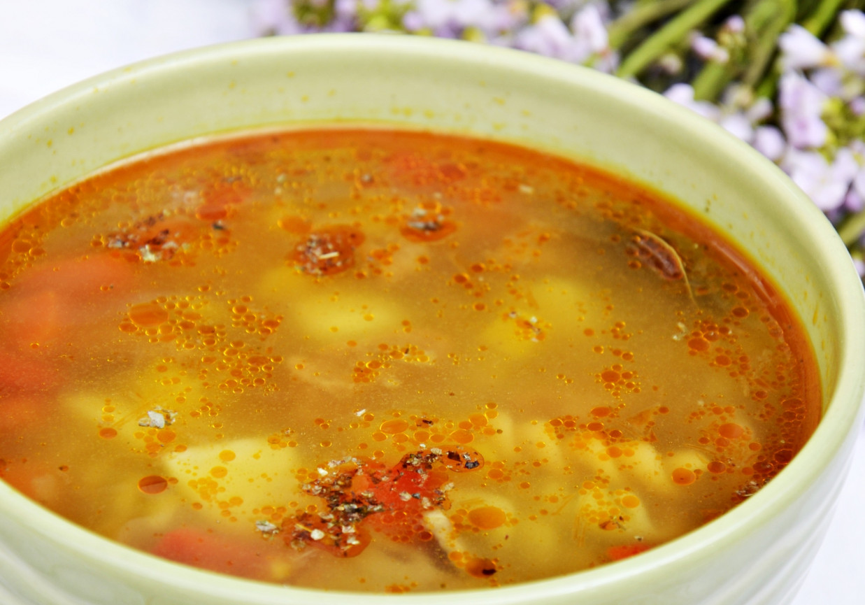 Zupa gulaszowa z makaronem foto