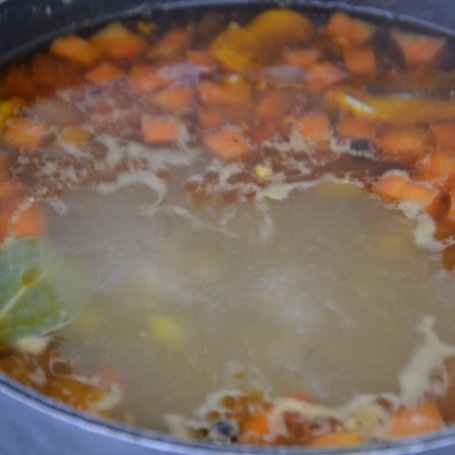 Krok 5 - Zupa gulaszowa z makaronem foto