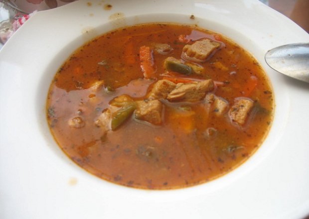 Fotografia przedstawiająca Zupa gulaszowa z mięsem wieprzowym