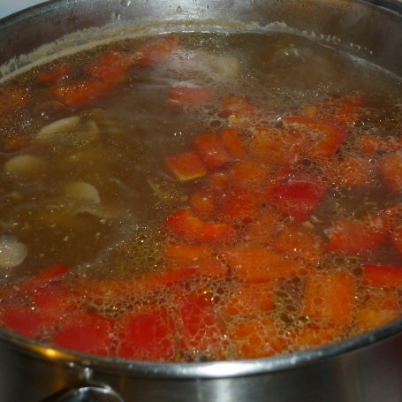 Krok 7 - Zupa gulaszowa z pieczarkami i papryką foto