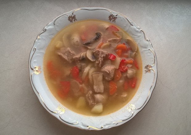 Fotografia przedstawiająca Zupa gulaszowa z pieczarkami i warzywami