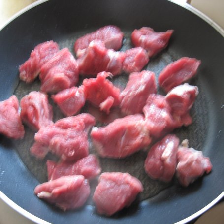 Krok 2 - Zupa gulaszowa z pieczarkami foto