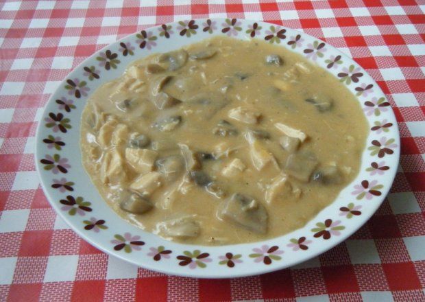 Fotografia przedstawiająca Zupa gulaszowa z pieczarkami
