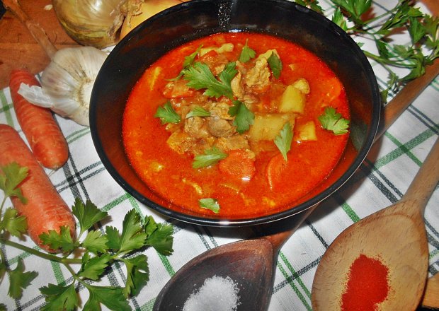 Fotografia przedstawiająca Zupa gulaszowa z szynką