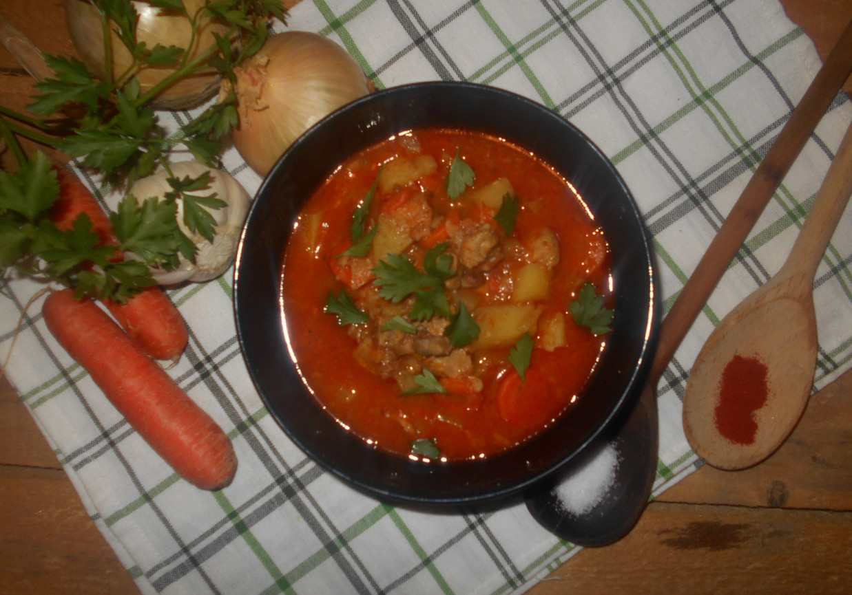Zupa gulaszowa z szynką foto