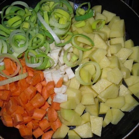 Krok 2 - Zupa gulaszowa z warzywami foto