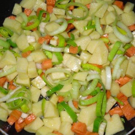 Krok 3 - Zupa gulaszowa z warzywami foto