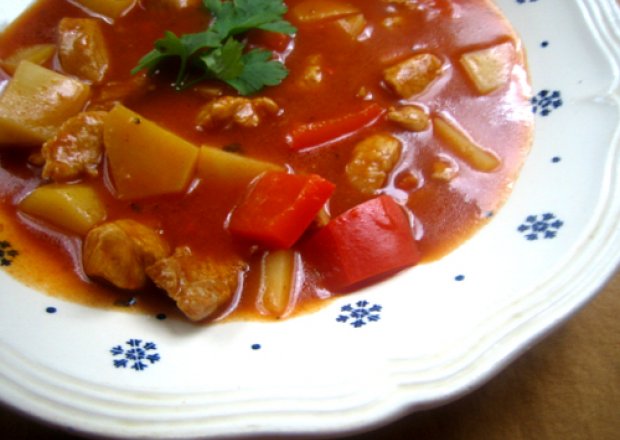 Fotografia przedstawiająca zupa gulaszowa z wieprzowiną na ostro