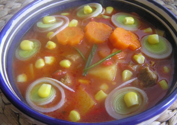 Fotografia przedstawiająca Zupa gulaszowa z wołowiną