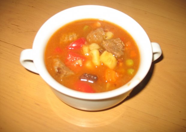 Fotografia przedstawiająca Zupa gulaszowa z wołowiny i boczku
