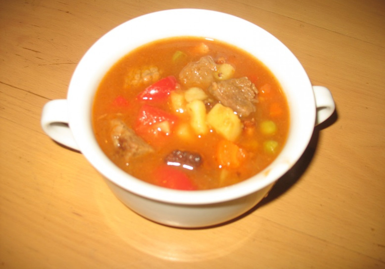 Zupa gulaszowa z wołowiny i boczku foto