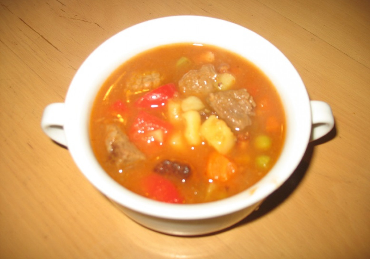Zupa gulaszowa z wołowiny i boczku foto