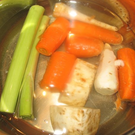 Krok 2 - Zupa gulaszowa z wołowiny i boczku foto