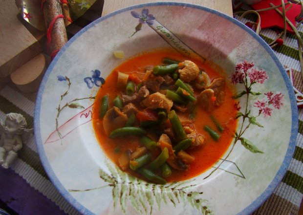 Fotografia przedstawiająca Zupa gulaszowa z zieloną fasolką