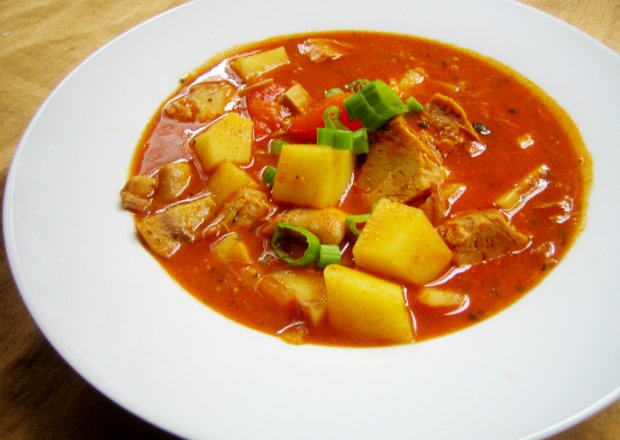 Fotografia przedstawiająca zupa gulaszowa z ziemniakami i pieczonym kurczakiem