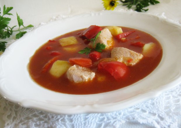 Fotografia przedstawiająca Zupa gulaszowa z ziemniakami
