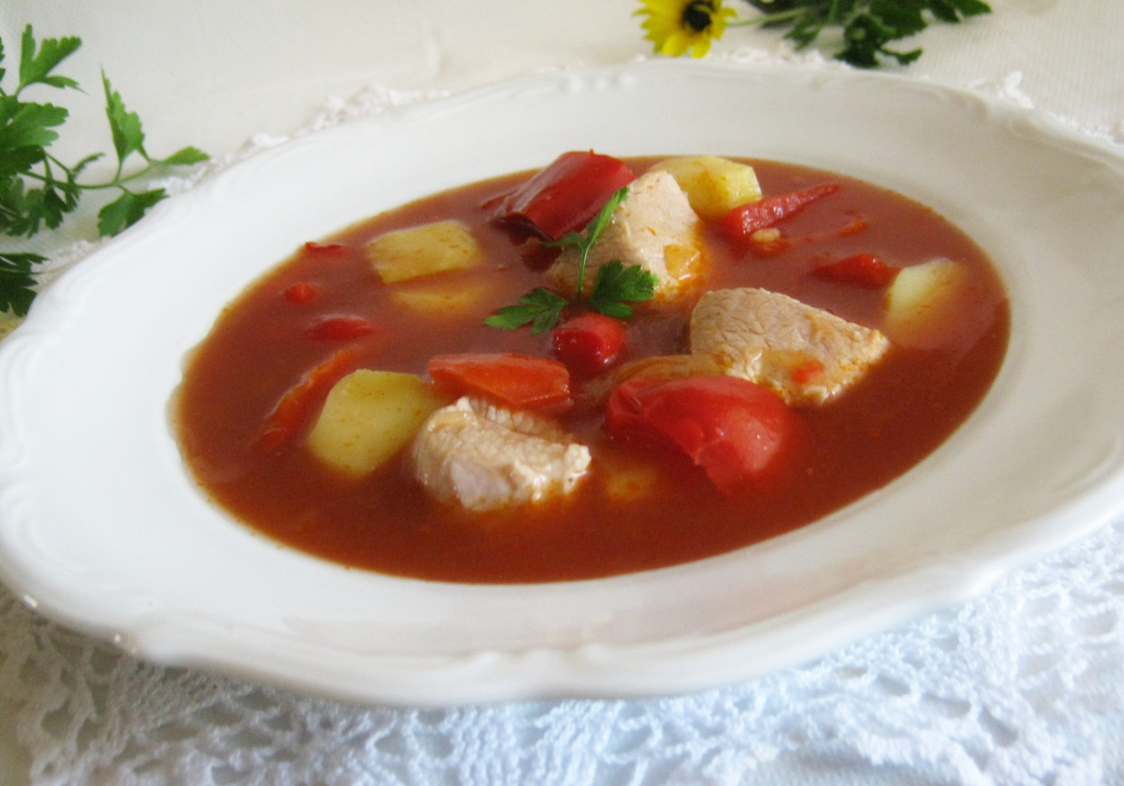 Zupa gulaszowa z ziemniakami foto
