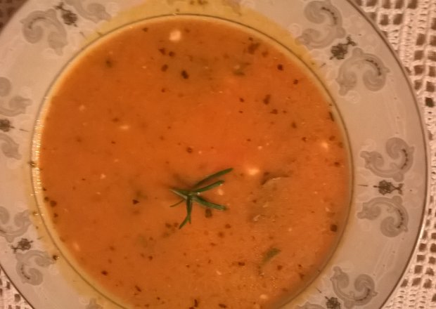 Fotografia przedstawiająca zupa gulaszowo gyrosowa z mięsem mielonym