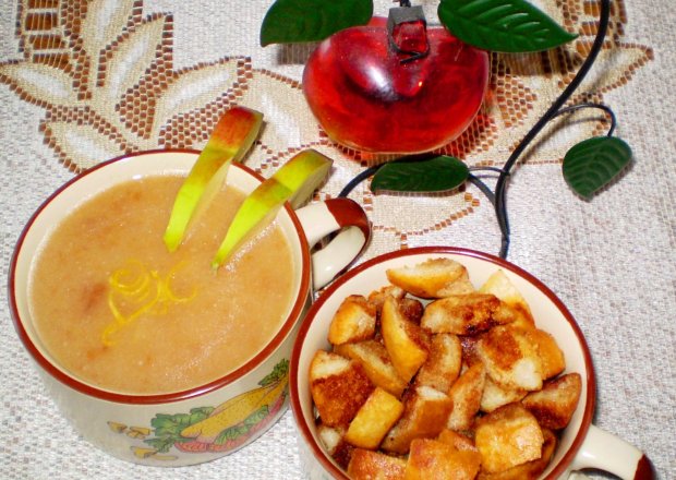 Fotografia przedstawiająca Zupa jabłkowa z cynamonowymi grzankami :