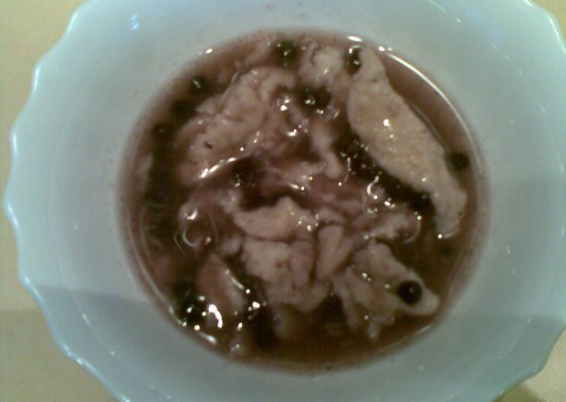 Fotografia przedstawiająca zupa jagodowa z kluseczkami