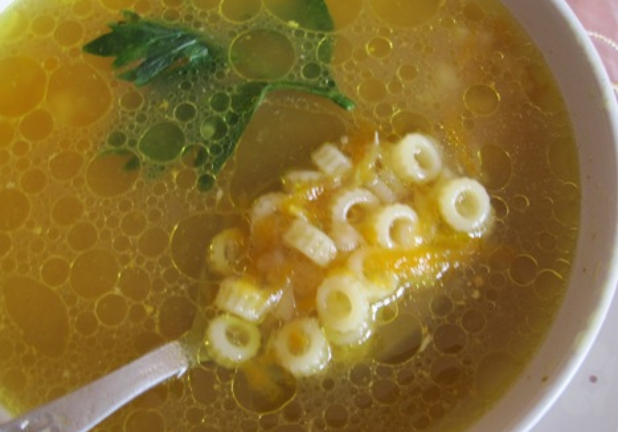 Zupa jarzynowa na rosole z koralikowym makaronem foto