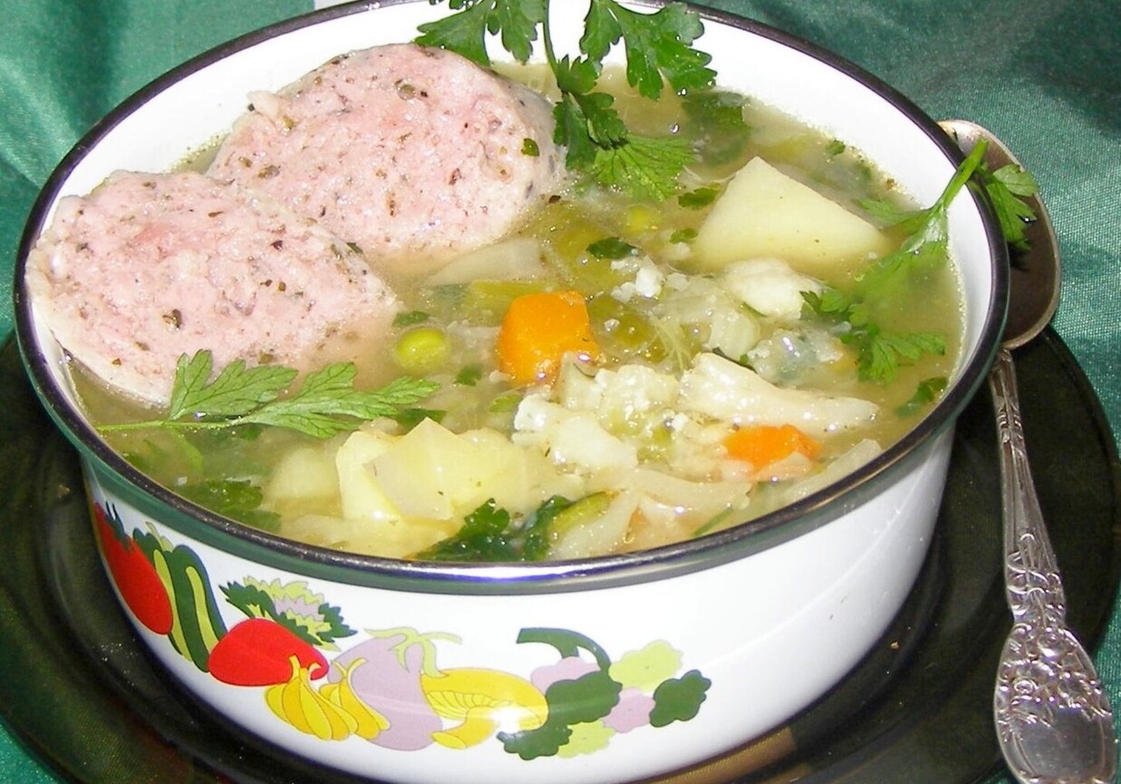 Zupa jarzynowa z białą kiełbasą foto