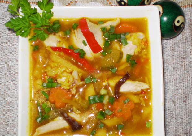 Fotografia przedstawiająca Zupa jarzynowa z brązowym ryżem i smakiem Orientu :