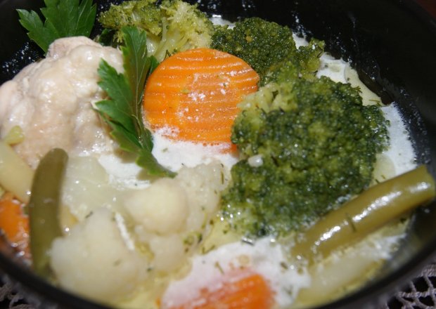Fotografia przedstawiająca Zupa jarzynowa z brokułami i fasolką szparagową