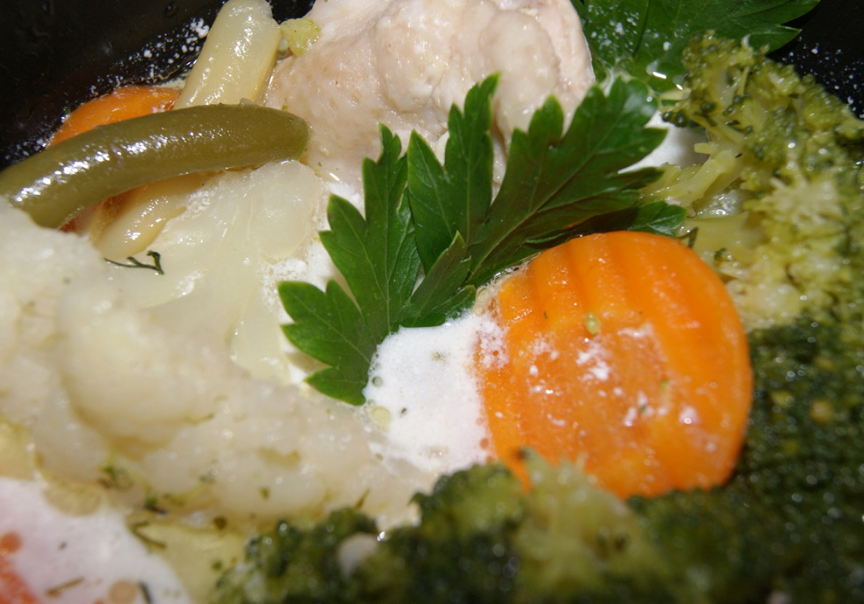 Zupa jarzynowa z brokułami i fasolką szparagową foto