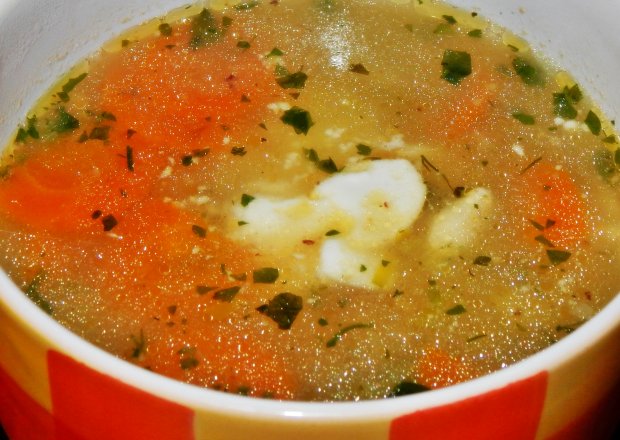 Fotografia przedstawiająca Zupa jarzynowa z czerwoną soczewicą i kurkami