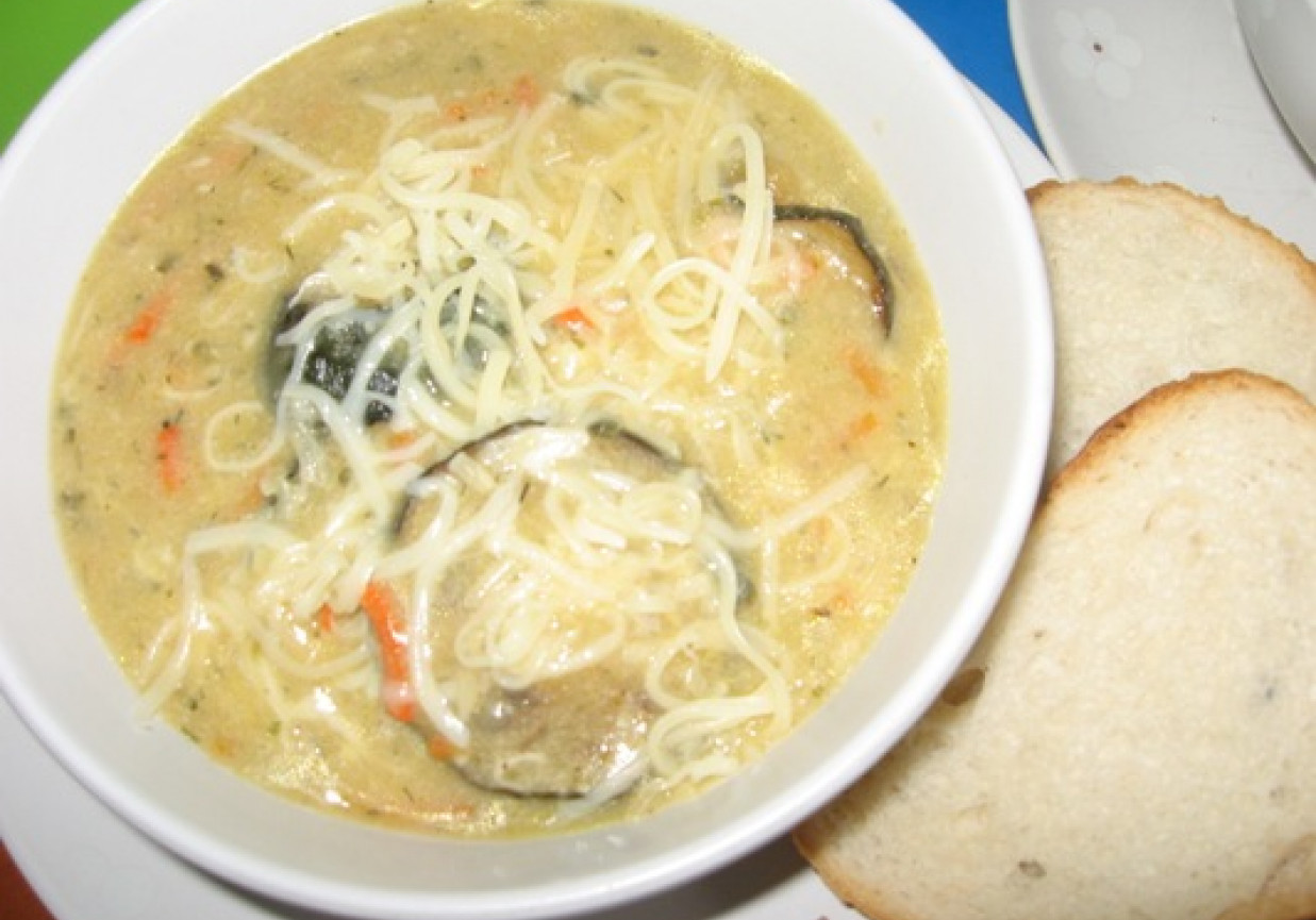 zupa jarzynowa z grillowaną cukinią i serem greckim foto