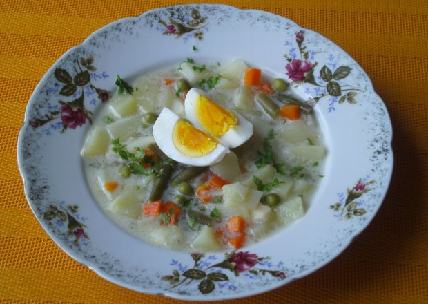 Fotografia przedstawiająca Zupa jarzynowa z jajkiem i śmietaną