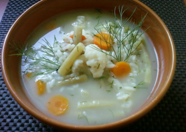 Fotografia przedstawiająca Zupa jarzynowa z kalafiorem i fasolką szparagową