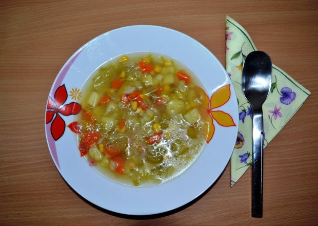 Fotografia przedstawiająca zupa jarzynowa z kapustą pekińską
