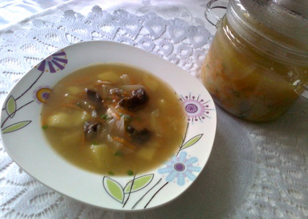 Fotografia przedstawiająca Zupa jarzynowa z kaszą manną i grzybami