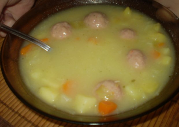 Fotografia przedstawiająca Zupa jarzynowa z klopsikami