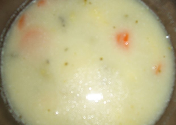Fotografia przedstawiająca zupa jarzynowa z kluseczkami
